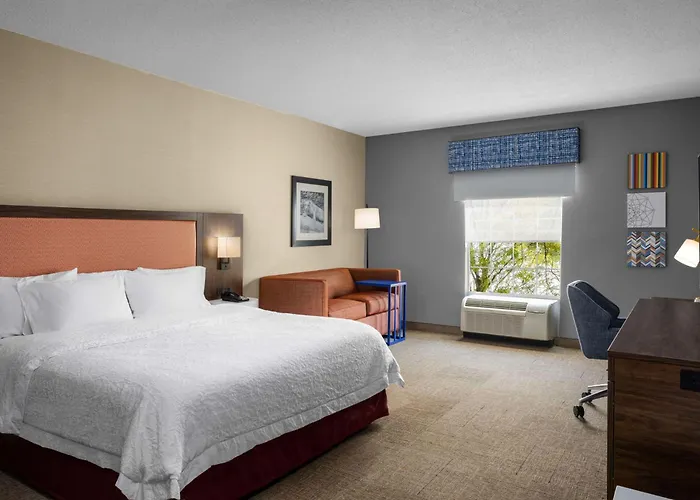 Hampton Inn & Suites State College At Williamsburg Square
